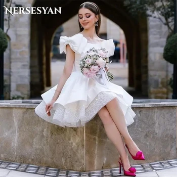 Nersesyan Мини лък от рамото сватбени рокли Елегантни сатенени плисирани булчински рокли Къса линия драпирани вестидос де фиеста 2023