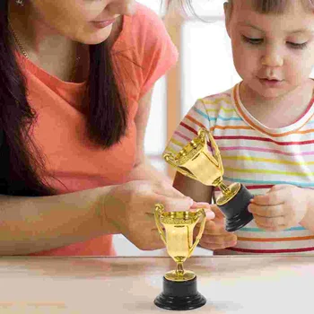 Награда за трофеи от трофеи Детски играчки Мини пластмасови спортове Златен носител на награда за футболна купа Футболна детска играчка Бейзболни награди Купи