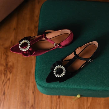 Плоски обувки жена френски стил жени апартаменти елегантни дамски перли обувки пролет есен реколта кадифе нисък ток 1,5 см катарама каишка