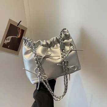 Сладък малък папийонка дизайн Crossbody чанти за жени 2023 Y2K стил сребърни чанти кожа Crossbody чанта парти портмонета 가방