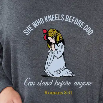 Тя, която коленичи пред Бога, може да устои на всеки. Римляни 8 31 Християнска SweaT Тениска Благословена Религиозна Библия Стих Вдъхновяващ